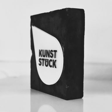 Markenaufsteller / Logoaufsteller aus Beton und Stein Logoaufsteller Kunststück